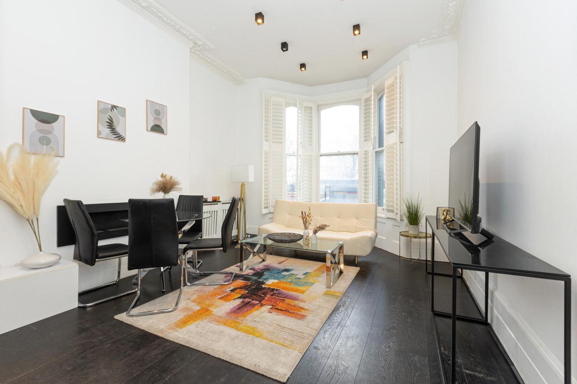 Lovely 2br Flat In Kensington, 2 Minutes Tube * Londra