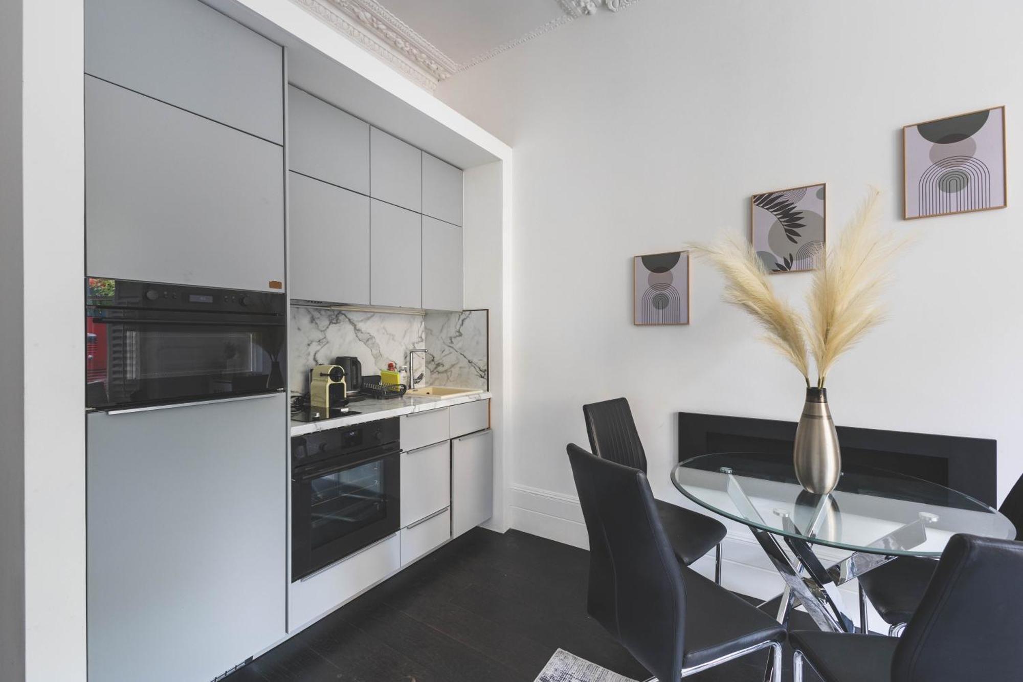 Lovely 2br Flat In Kensington, 2 Minutes Tube * Londra