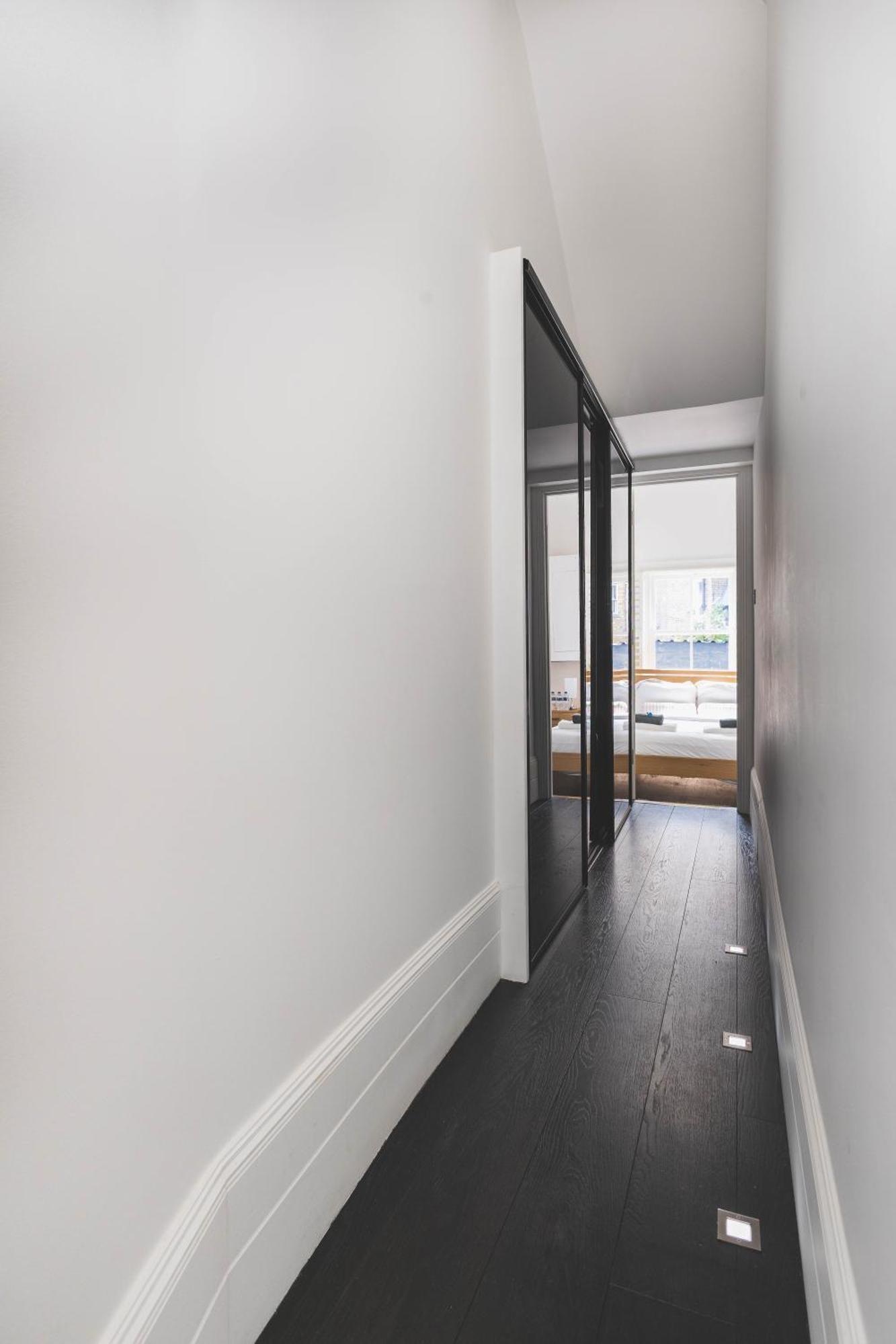 Lovely 2br Flat In Kensington, 2 Minutes Tube * Londra